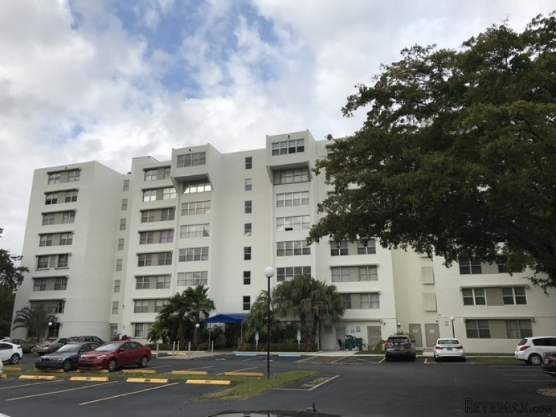 3 bedroom Flat For Sale: 9125 SW 77th..