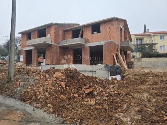 Krk, dvojna kuća za odmor sa bazenom i okućnicom - 3