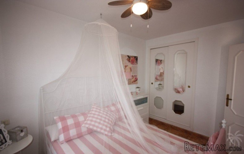 This apartment with 2 bedrooms on ground floor level has an.. - 4