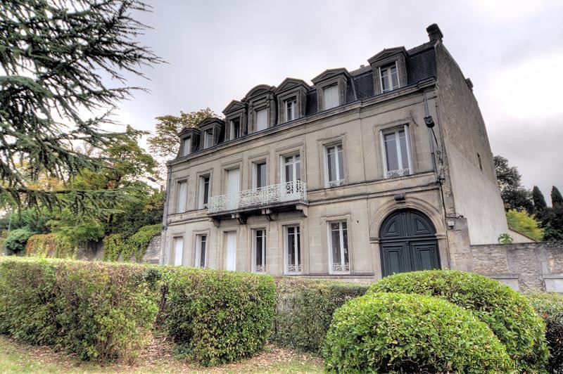 Grand Mansion House In The Heart Of Town