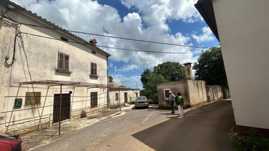 Kuća za Renovaciju s Građevinskim Zemljištem - Barban
