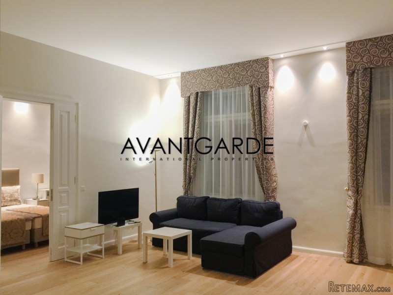 Top renovated classic VIennese..