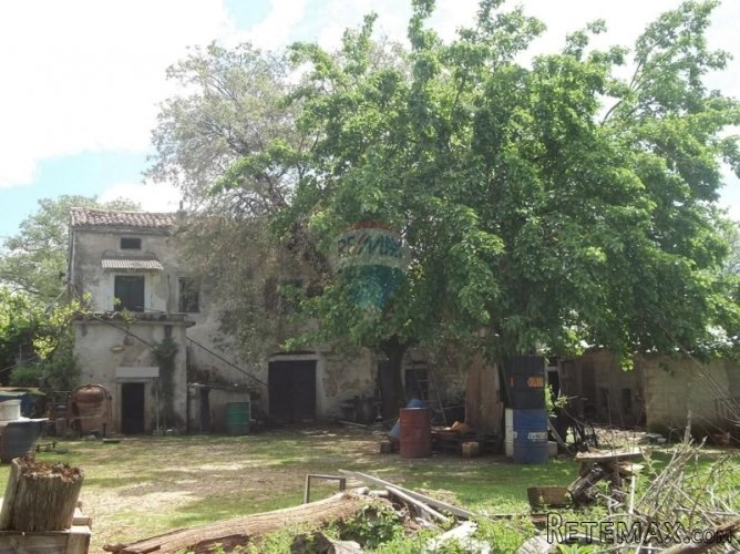 Poreč, okolica, samostojeća kamena kuća s velikom okućnicom
