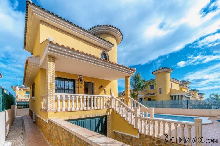 With beautiful sea views and at a good price this villa can.. - 2