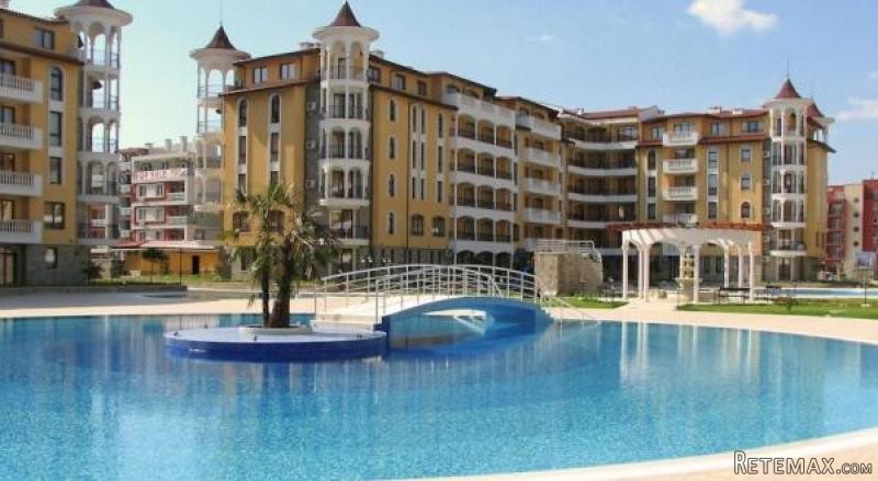 2 BED lovely top floor apartment, 300 m..