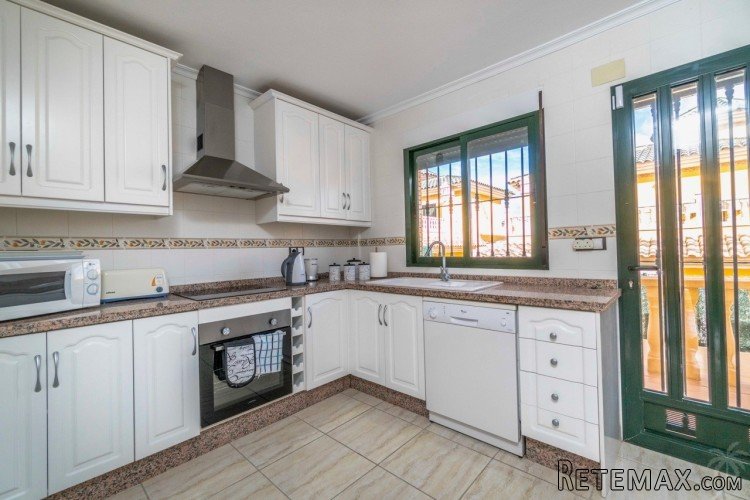 With beautiful sea views and at a good price this villa can.. - 5
