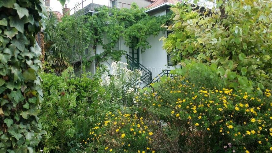 Samostojeća kuća s velikom okućnicom – Kaštel Štafilić