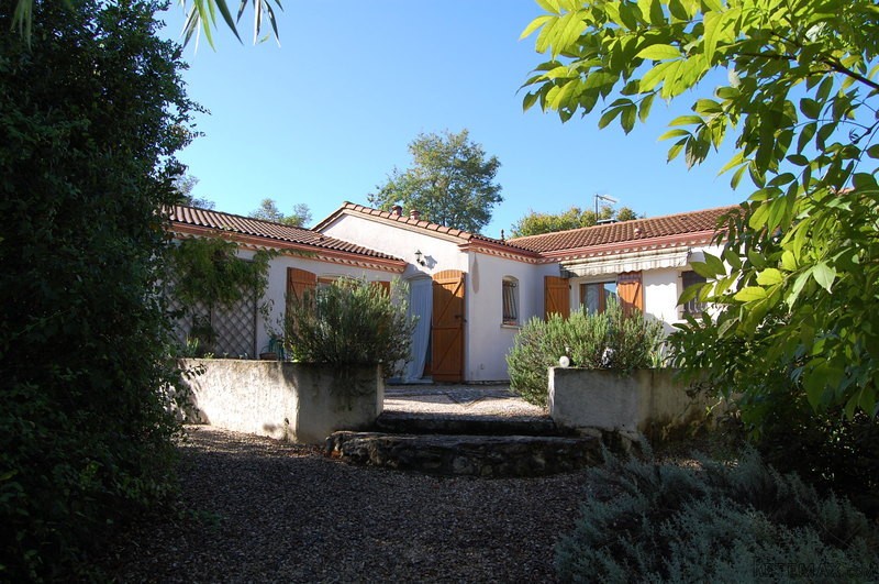 Single Storey Villa With Pool And Garage