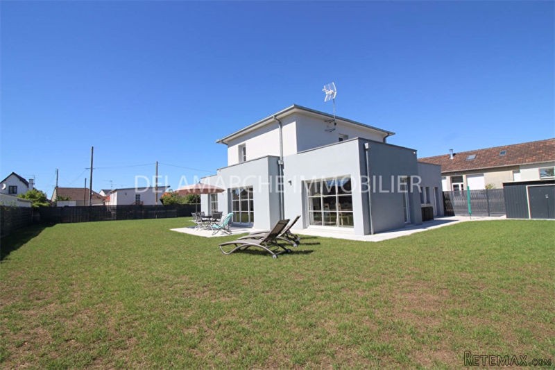 Modern Coastal Villa With 4 Bedrooms..