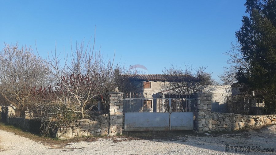 Istra, Svetvinčenat, parcela s kućom na prekrasnoj lokaciji