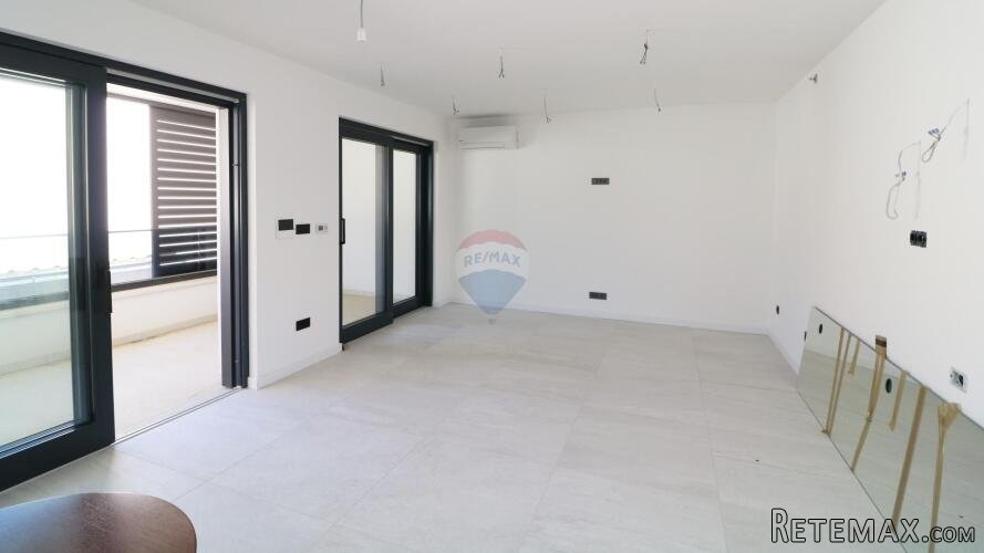 POREČ, centar- stan s garažom u novogradnji