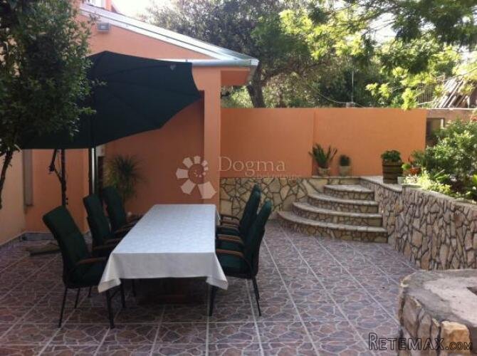 Apartmanska kuća 200 m od mora