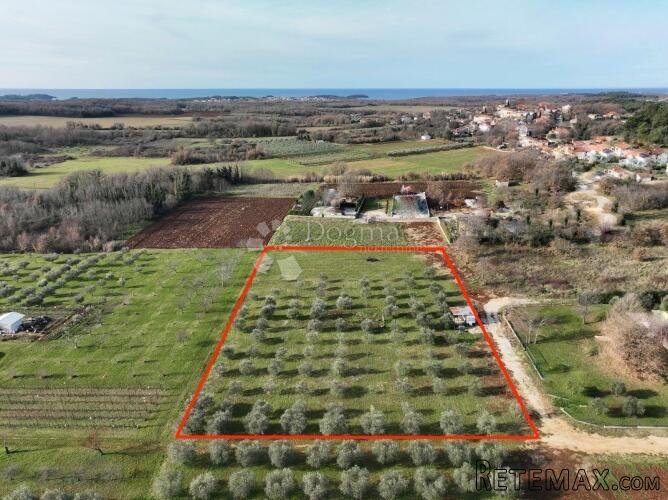 Kombinacija građevinskog i poljoprivrednog zemljišta kraj Po