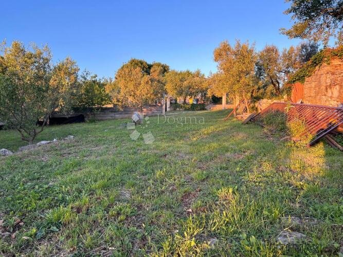 SAMO KOD NAS! GRAĐEVINSKO ZEMLJIŠTE 1,5 km OD MORA - 2