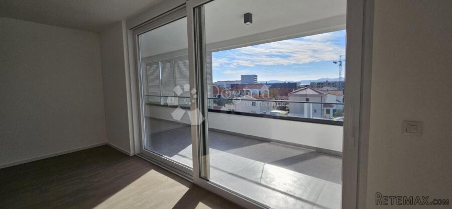 Trosobni stan, penthouse, novogradnja, useljivo! - 2