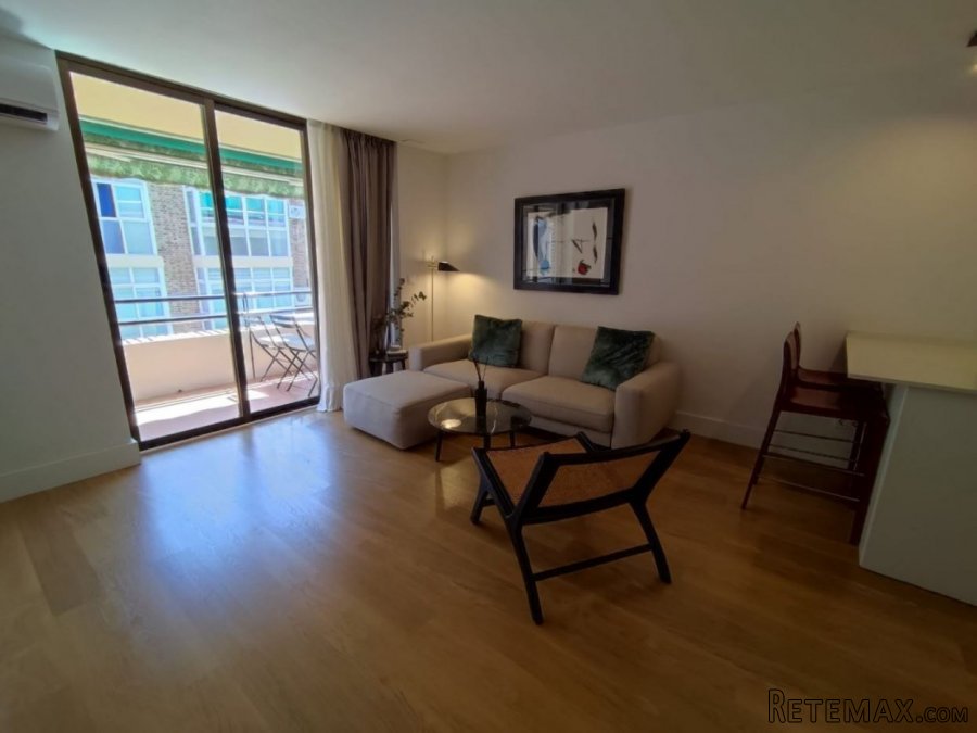 Piso de una habitación doble y un baño completo con ducha a..