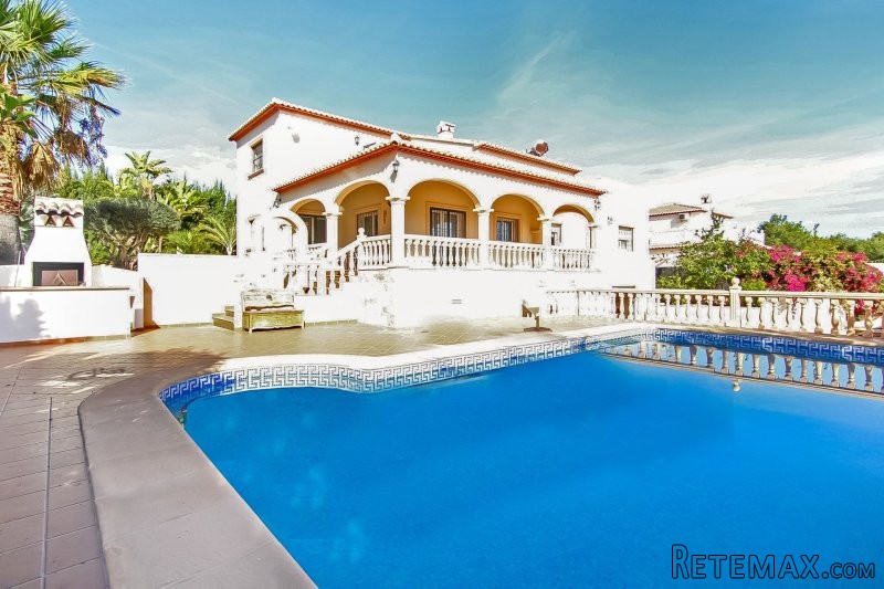Modern 5 bedroom villa on flat plot in..