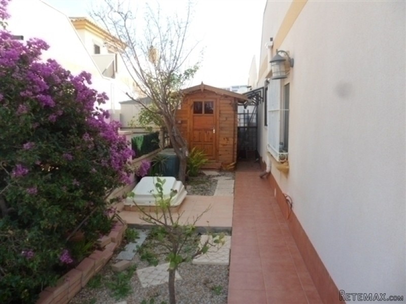 2 Bedrooms Semi-Detached Villa For Sale