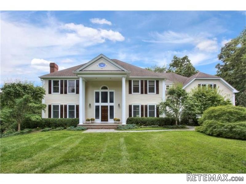 4 bedroom House For Sale: 5 BATES FARM..