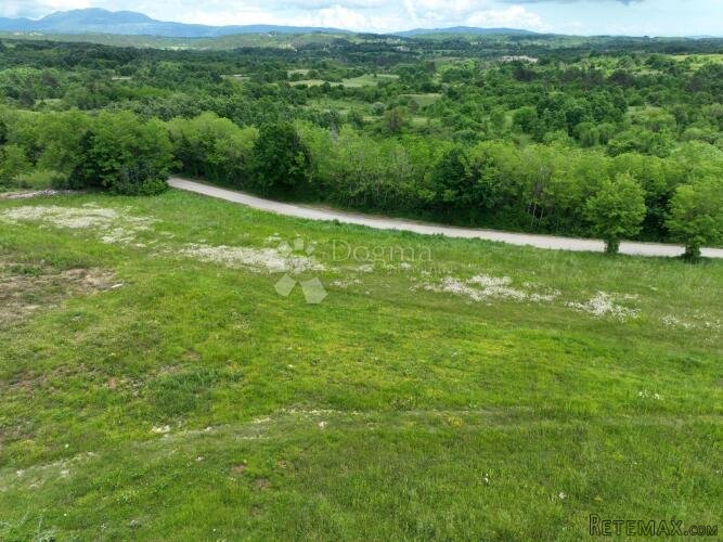 Veliko građevinsko zemljište na osami