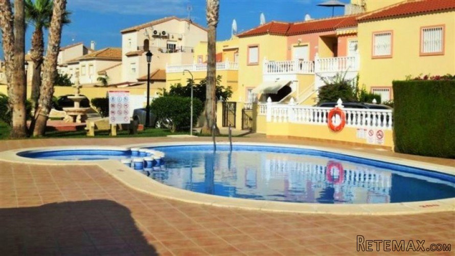 Bungalow en planta baja, con 2 dormitorios dobles, un baño..