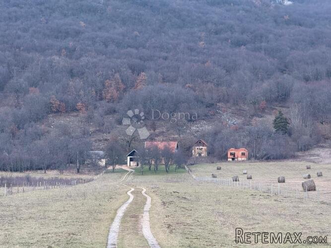 SEOSKO IMANJE NA OSAMI S PREDIVNIM POGLEDOM - 2