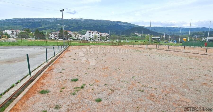 Veliko građevinsko zemljište u centru Buzeta - 2