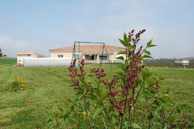 Single Story Villa With Garden.. - 2