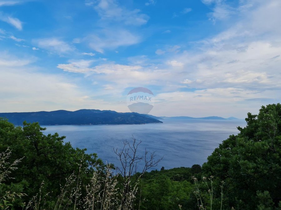 Brseč-zemljište uz more s pogledom na Cres