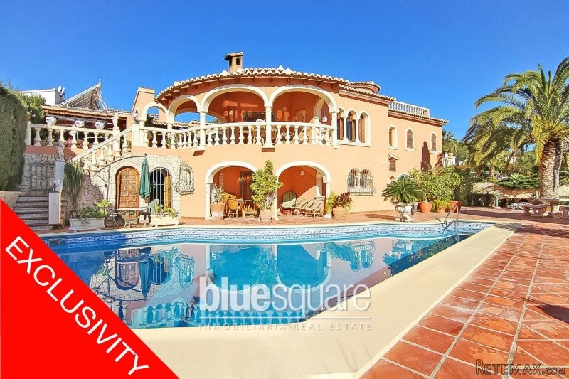 Luxury Villa with pool and tropical..