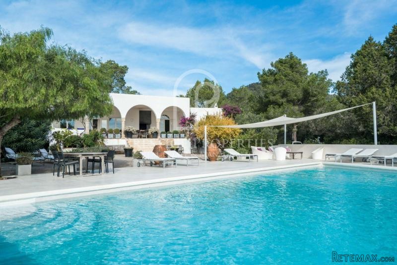 Magnificent villa with sea views near..