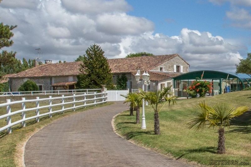4 Bedroom Farmhouse With Stables..