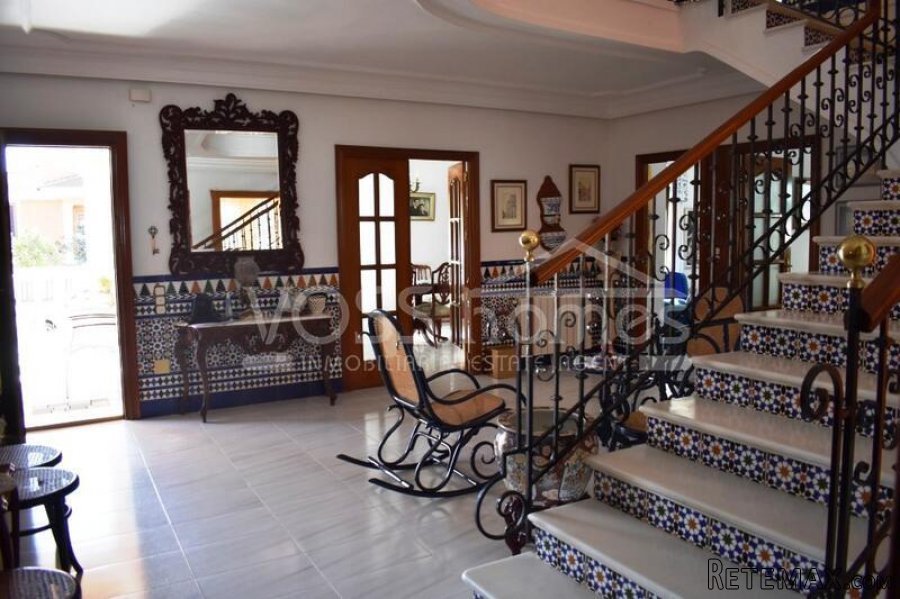 A huge, very attractive villa both inside and out in the.. - 11