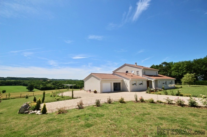 Stunning 3/4 Bedroom Architecturally.. - 2