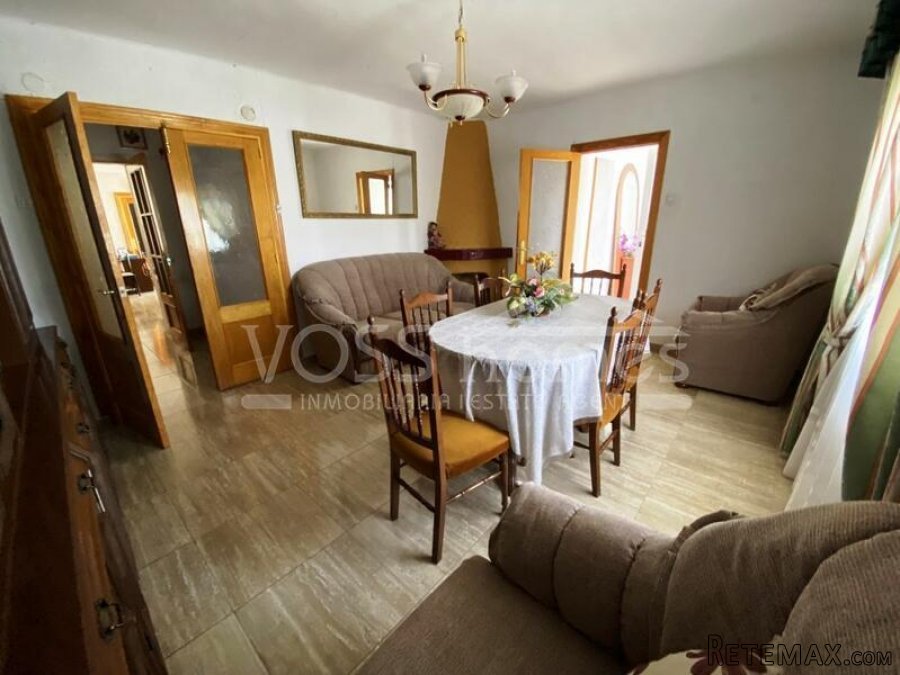 A large, two storey 4 bed, 2 bath renovated edge of town.. - 12