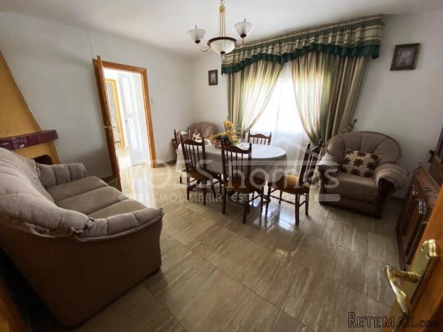 A large, two storey 4 bed, 2 bath renovated edge of town.. - 13