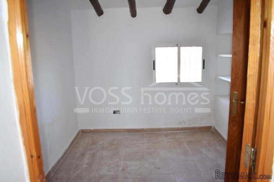 EXCLUSIVE LISTING TO VOSS HOMES - BARGAIN Large country.. - 13