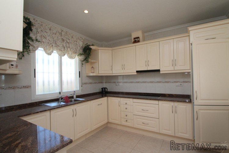 This super luxury detached south facing villa with 3.. - 3