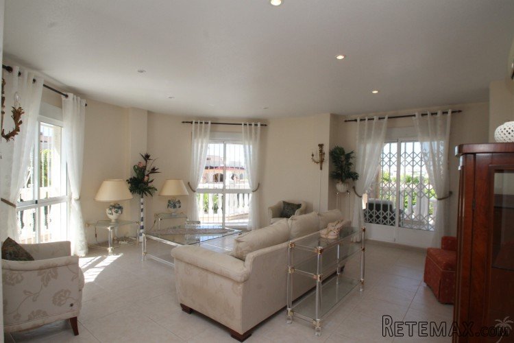 This super luxury detached south facing villa with 3.. - 4