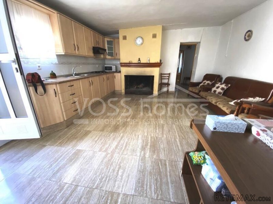 A large, two storey 4 bed, 2 bath renovated edge of town.. - 15