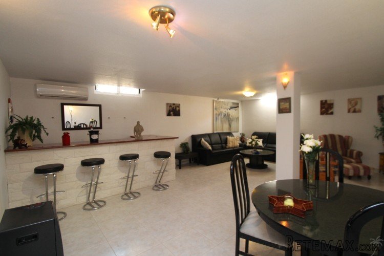 This super luxury detached south facing villa with 3.. - 5