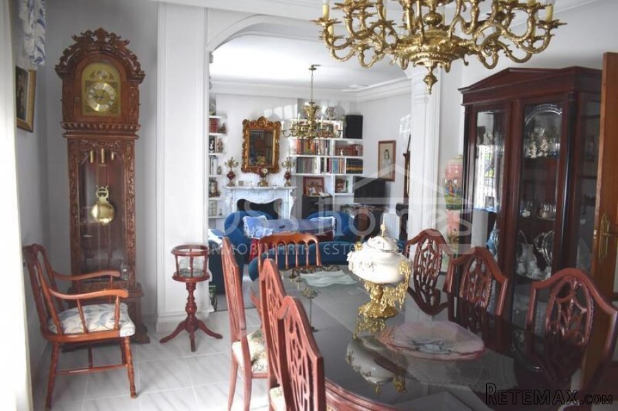 A huge, very attractive villa both inside and out in the.. - 17