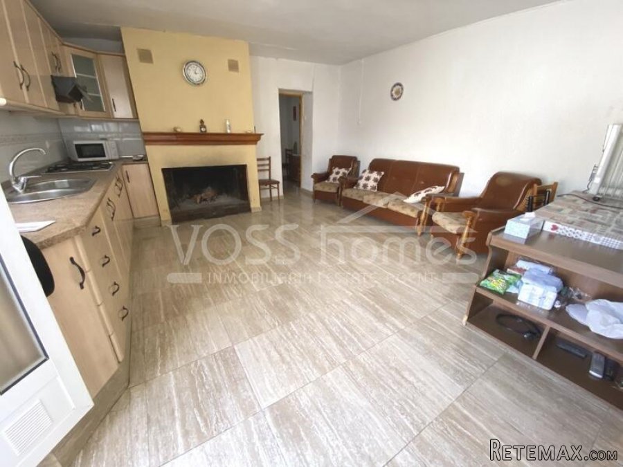 A large, two storey 4 bed, 2 bath renovated edge of town.. - 17