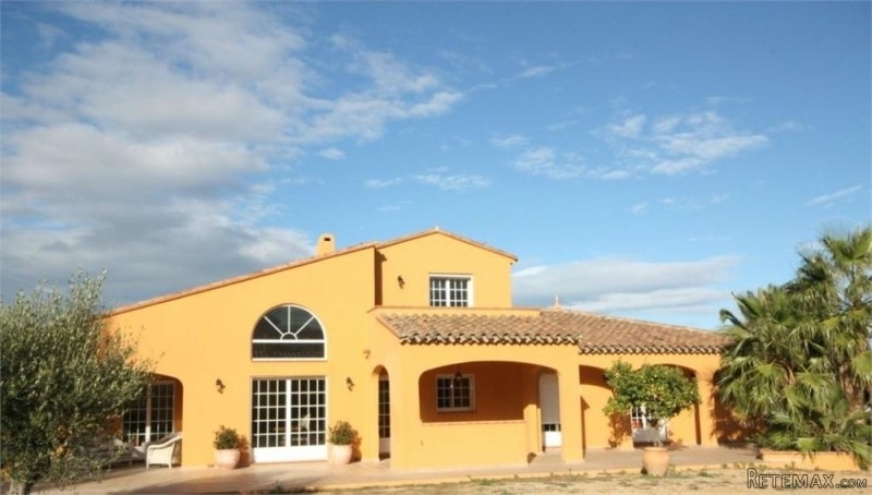 Stunning Villa With Lots Of Land..