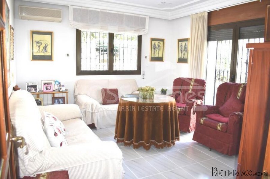 A huge, very attractive villa both inside and out in the.. - 18