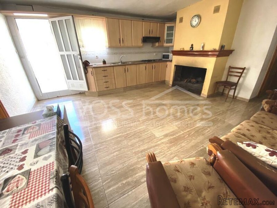 A large, two storey 4 bed, 2 bath renovated edge of town.. - 18