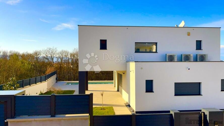 Prestižna vila s bazenom i visokim standardom stanovanja