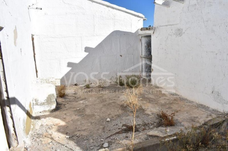 EXCLUSIVE LISTING TO VOSS HOMES - BARGAIN Large country.. - 20