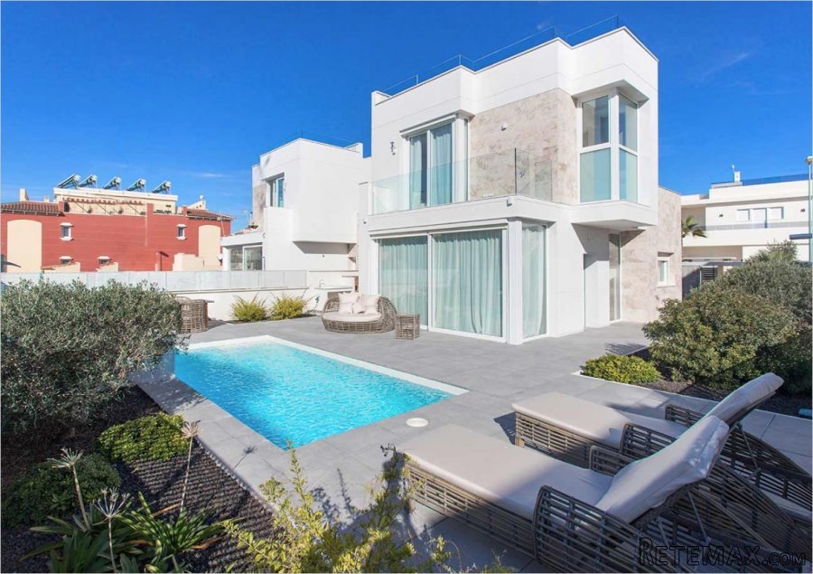 Luxury villa in Aguas Nuevas, Torrevieja. The property has..