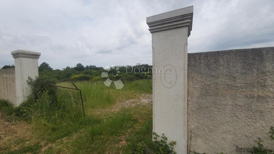 Prostrano poljoprivredno zemljište s priključkom vode